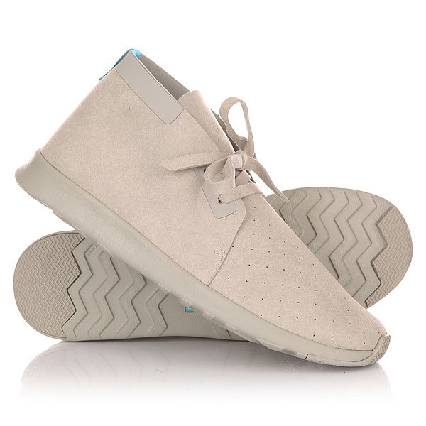 Кроссовки Native Apollo Chukka Grey/White Кроссовки Native Apollo Chukka Grey/WhiteПростые внешне, легко одевающиеся и при этом весьма технологичные кроссовки Native Apollo Chukka как раз отлично подойдут по текущей погоде и на лето. Обильная перфорация не даст ногам потеть. Масса пары кроссовок всего 340 г — почти невесомые. Отличный вариант комфортнейшей обуви на лето.Характеристики:Верхняя часть обуви изготовлена из цельного куска микрофибры с слегка перфорированной передней частью стопы для вентиляции и подошвы EVA для комфортного ношения. В носке и пятках установлены резиновые вставки для максимального сцепления с поверхностью. Качественная подошва из мягкого, но крепкого пенообразного материала дополнена верхом из смеси материалов, основной среди которых — микрофибра.<br><br>Цвет: серый<br>Тип: Кроссовки<br>Возраст: Взрослый<br>Пол: Мужской